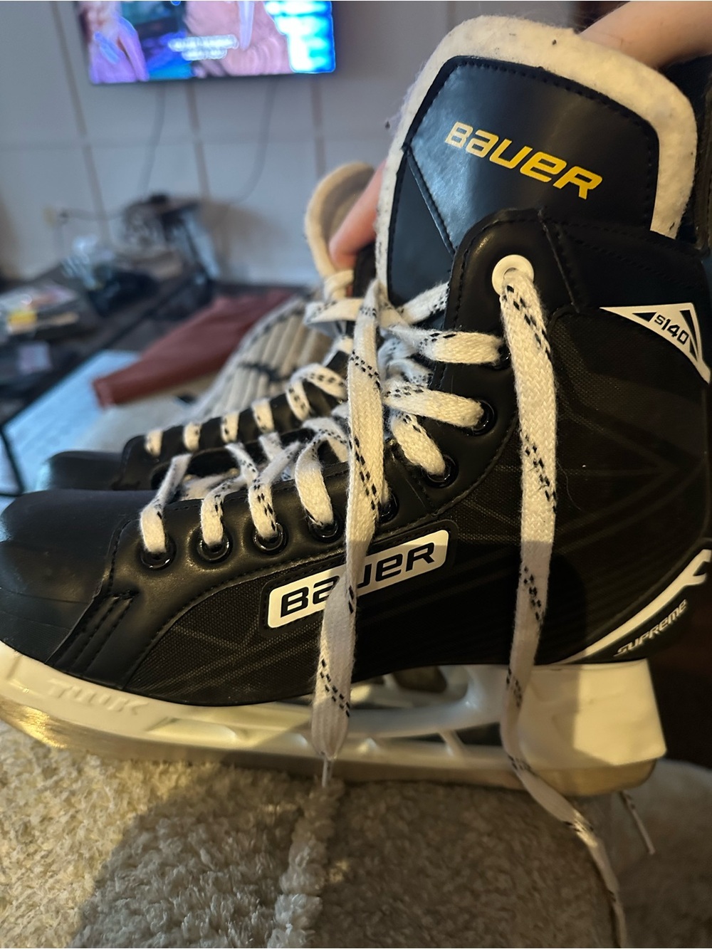 Bauer Black and White Hockey Skates S140 , worn around 5 times ….